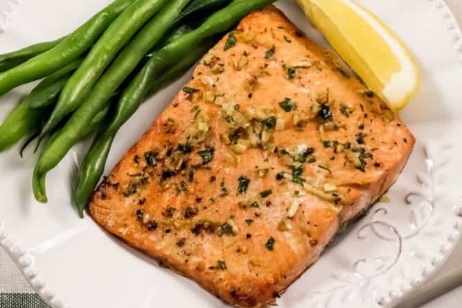 Salmón frito con aceite de ajo, judías verdes y limón