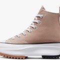 Chaussures de randonnée Chuck Taylor à plate-forme beige sur fond blanc.