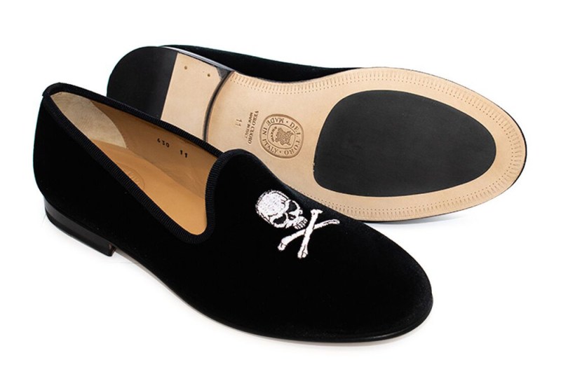 Del Toro black velvet slippers with Jolly Roger embroidery.