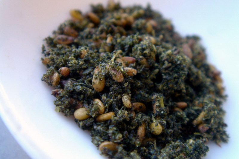 Image en gros plan d'un mélange d'épices za'atar, un mélange d'herbes, de sumac et de sésame.  et sel.