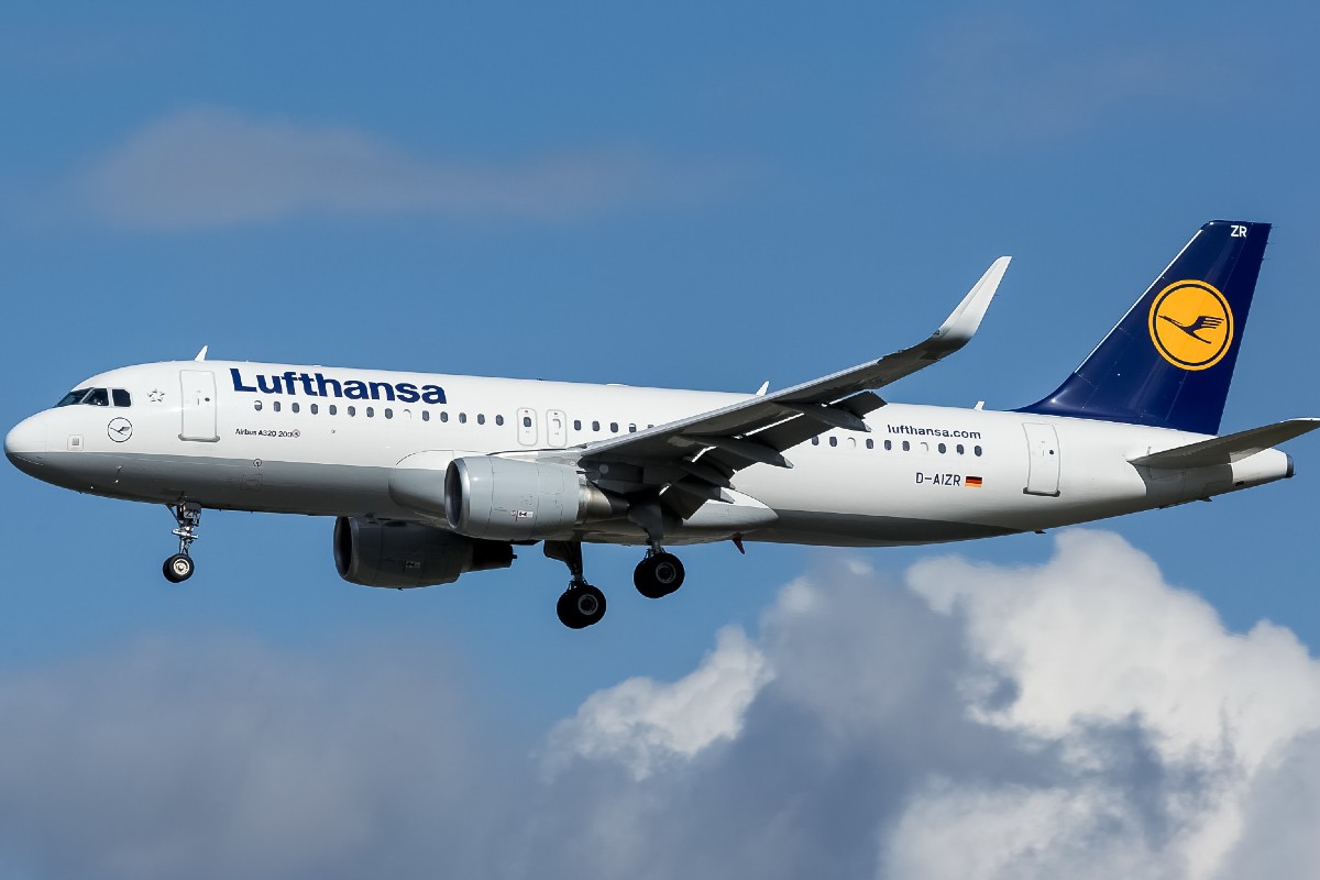 A Lufthansa, D-AIZR in the air