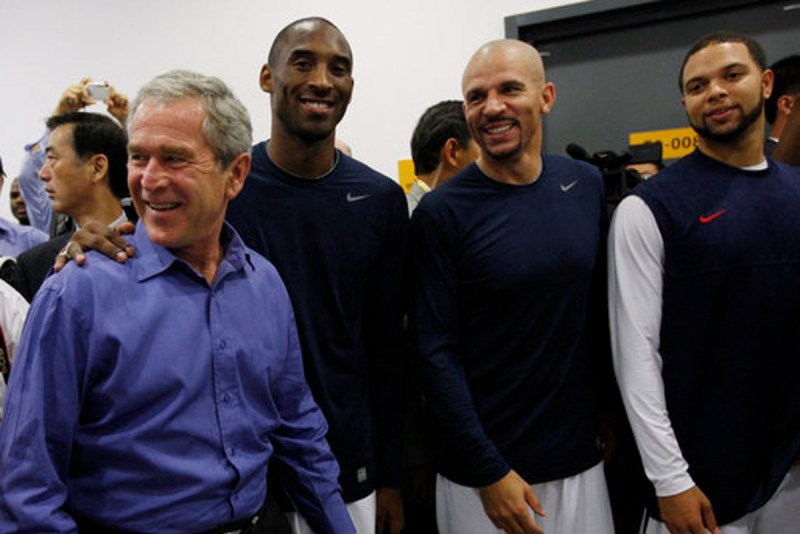 Bryant cu președintele american George W. Bush, Jason Kidd și Deron Williams la Jocurile Olimpice de vară din 2008 de la Beijing, China.