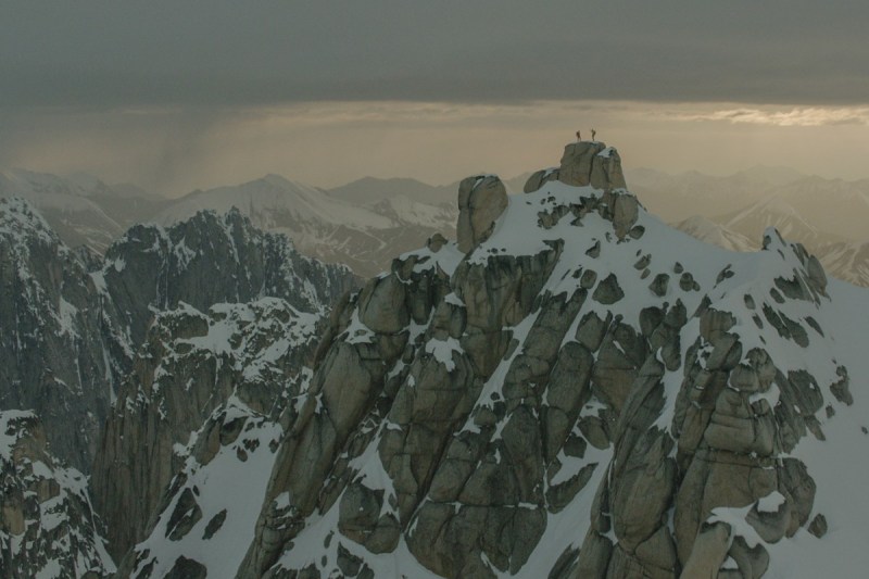 Los escaladores Renan Ozturk y Freddie Wilkinson en la cima de un remoto pico de Alaska en 'La santidad del espacio'.