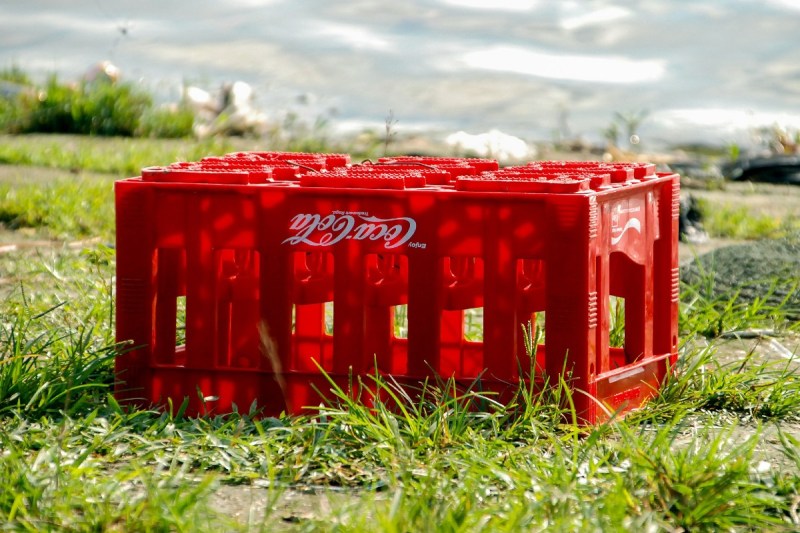 Pusta skrzynka Coca-Coli, jezioro Mahamaya