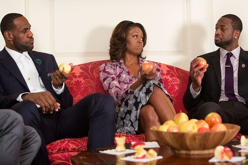 LeBron James (stânga) cu prietenul și colegul Dwyane Wade (dreapta) cu prima doamnă Michelle Obama (centru), înregistrând un anunț de serviciu public în ianuarie 2014