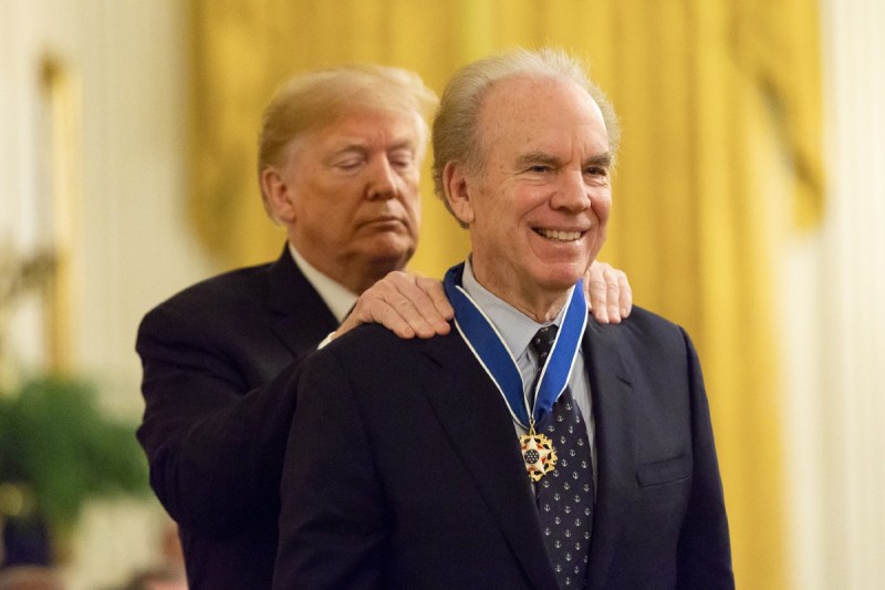 Președintele Donald Trump i-a înmânat Medalia Libertății lui Roger Staubach în 2018