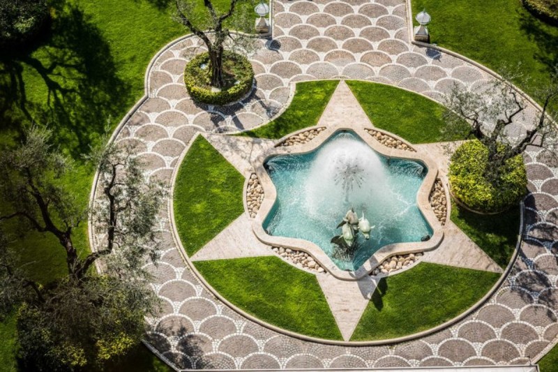 A bird's-eye view of the dolphin fountain at the Rome Cavalieri