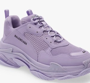 Basket Balenciaga Triple S violette sur fond blanc.