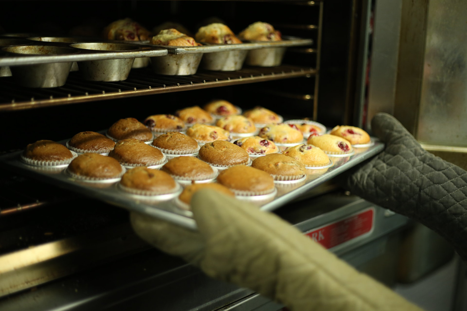 https://www.themanual.com/wp-content/uploads/sites/9/2022/06/baking-muffins-metal-baking-pan.jpg?p=1
