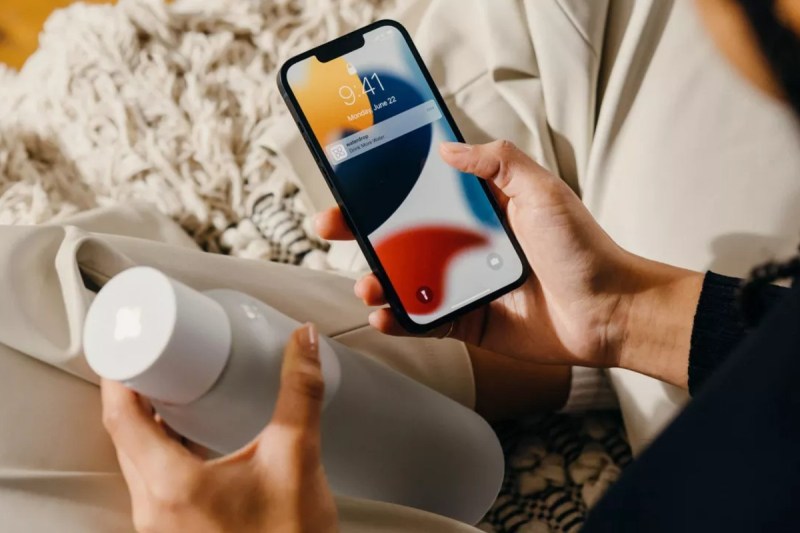 A Waterdrop water bottle and a user on the Hydration App