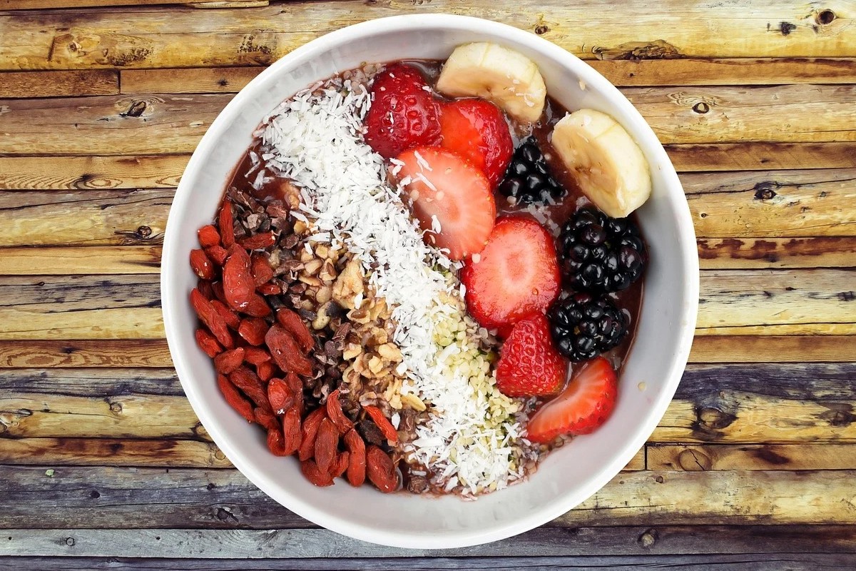 Bowl of foods high in soluble fiber with fruit and nuts and oats