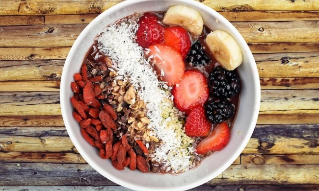 Bowl of foods high in soluble fiber with fruit and nuts and oats