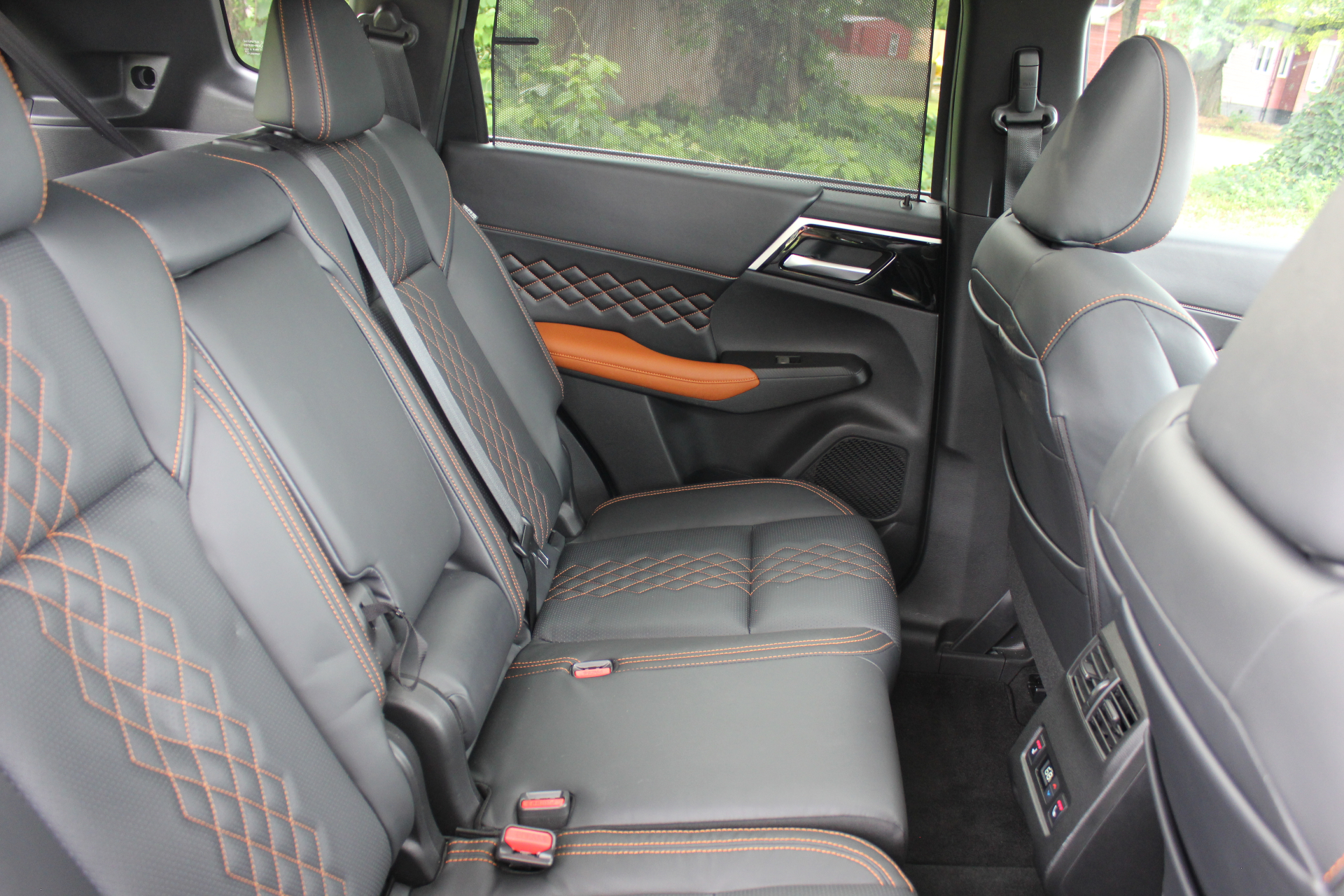 2022 mitsubishi outlander review back seat