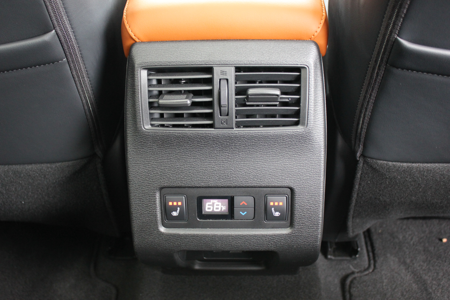 2022 mitsubishi outlander review rear console