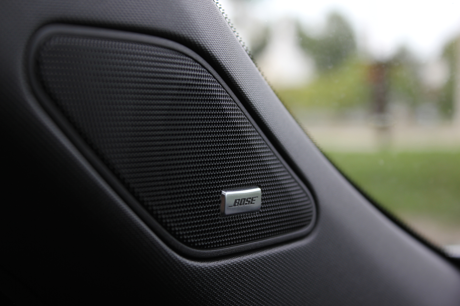 2022 mitsubishi outlander review speaker