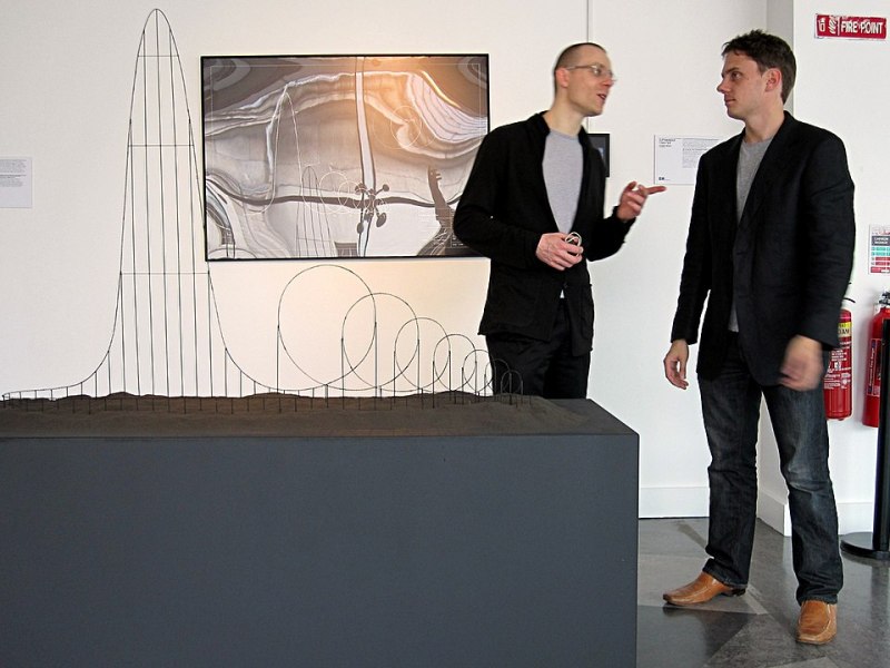 Julijonas Urbonas (izquierda) y Euthanasia Coaster en la exposición HUMAN+ en la Science Gallery de Dublín.