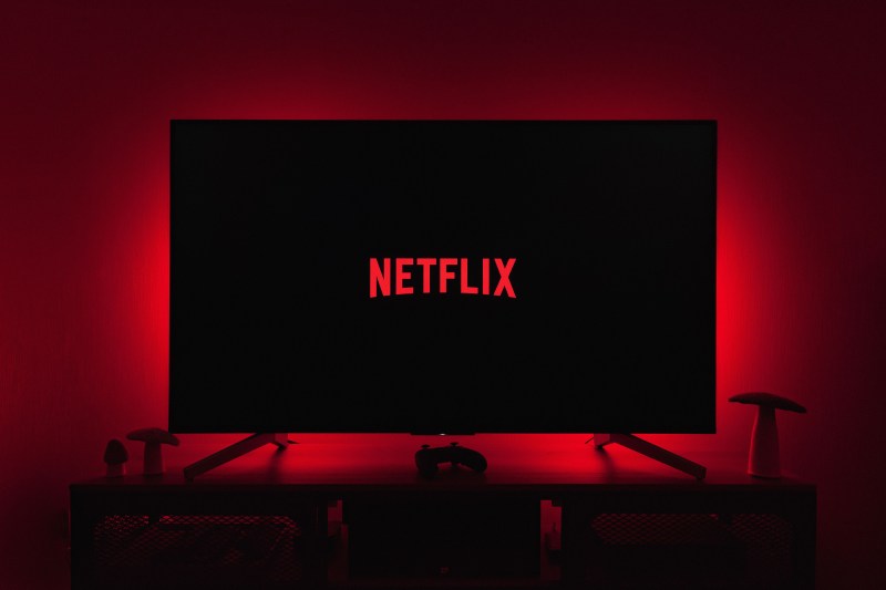 Logotipo de Netflix en el televisor con retroiluminación roja