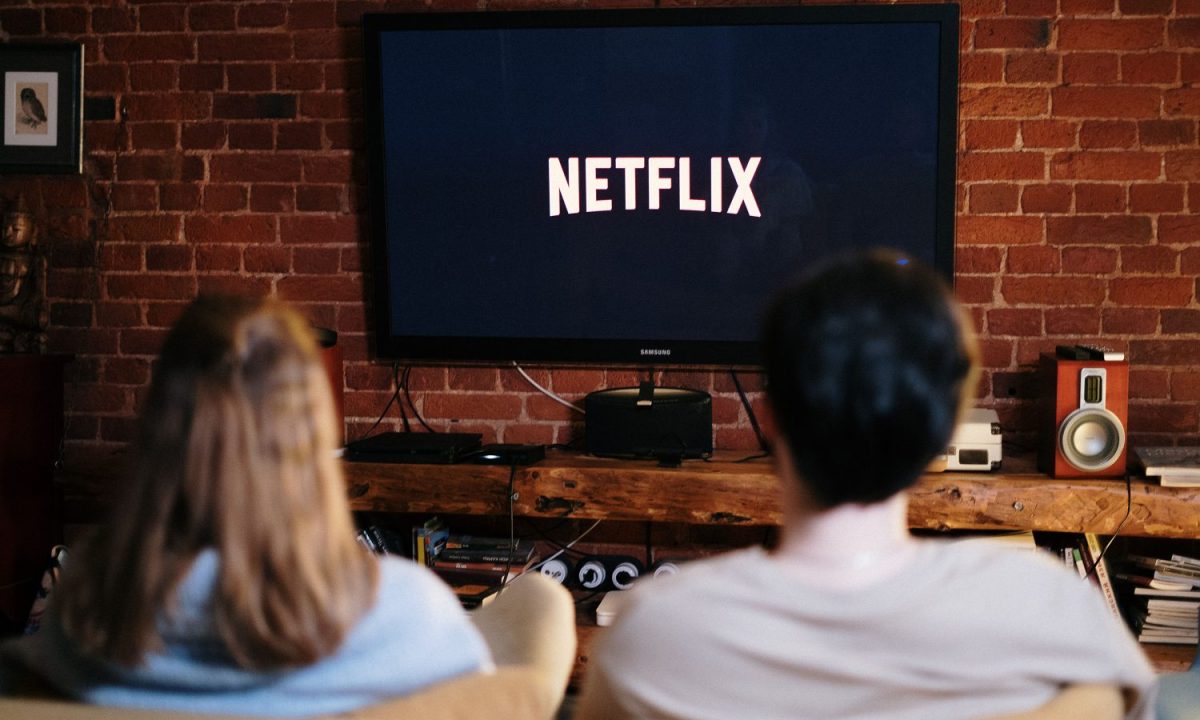Man and woman watching Netflix