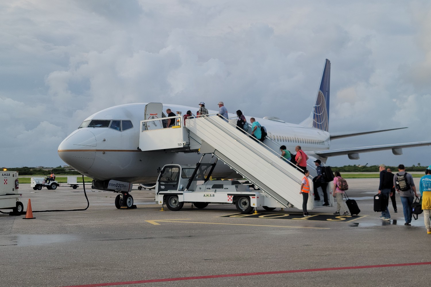 A United Airlines airplane boards at Flamingo - Bonaire International Airport.