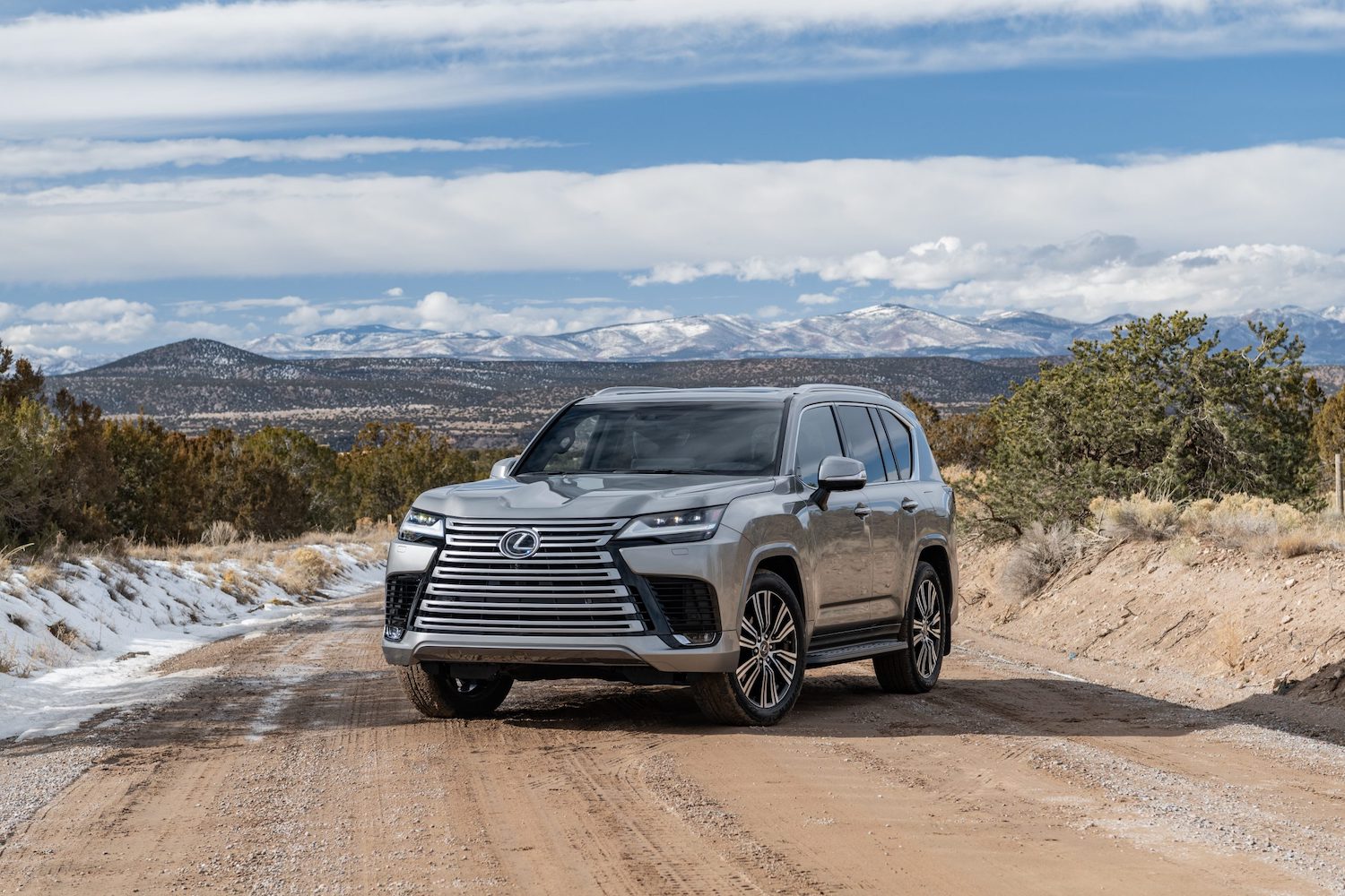 2023 Lexus LX600 Elülső végszög a vezető oldalától a hegyek előtti szennyeződés és a földön lévő hó