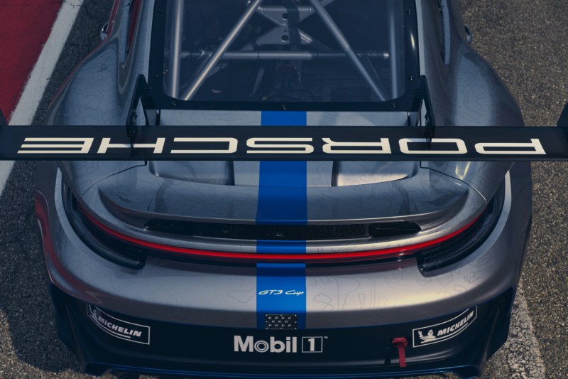 Porsche 911 GT3 Cup Car Fotografía cenital de la parte trasera cerca del alerón trasero.