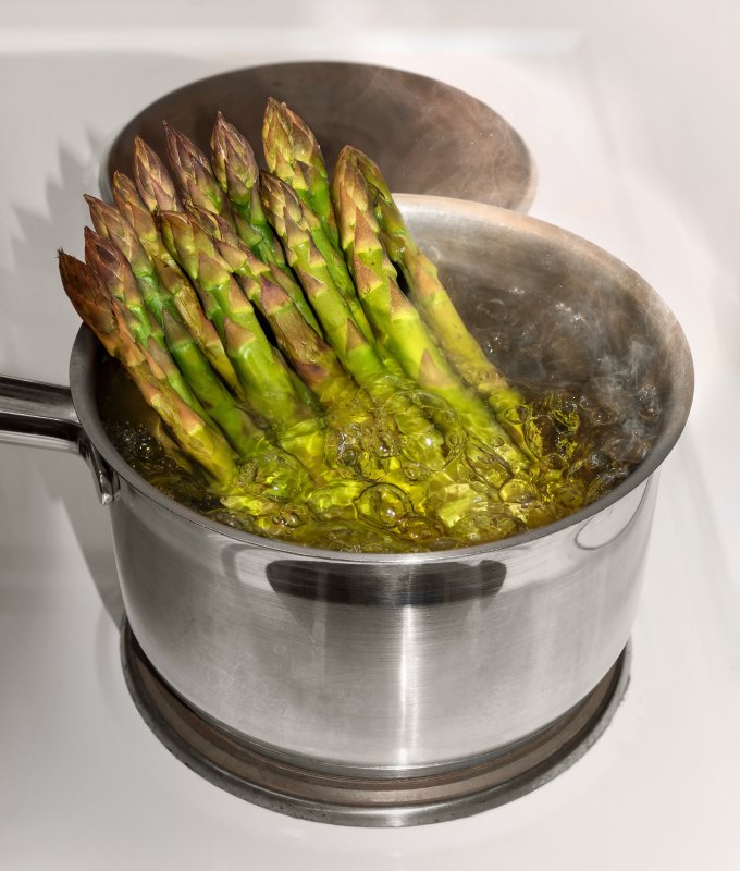 Boiling asparagus