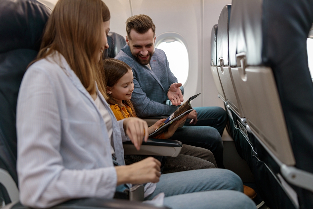 Padres e hijo sentados juntos en el avión