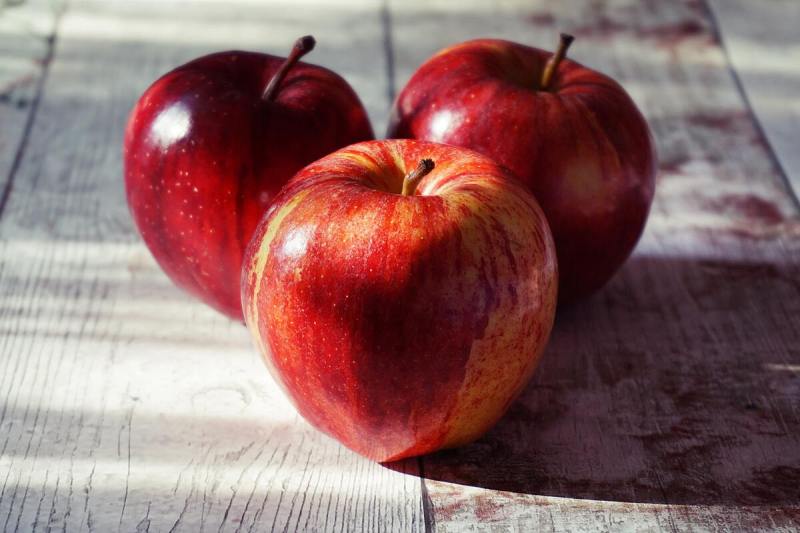 Manzanas en una mesa