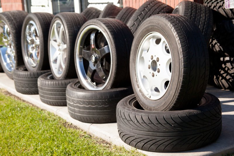 Una línea de neumáticos nuevos listos para ser equipados a los vehículos.