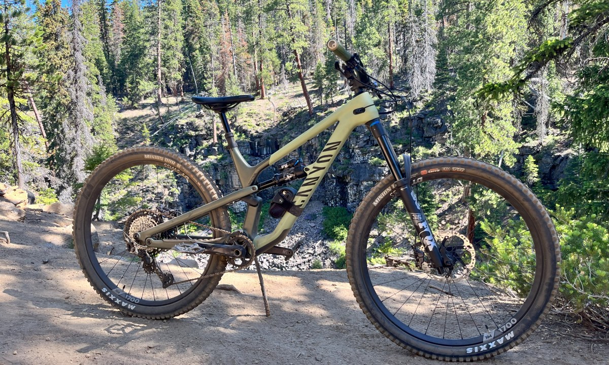 A shot of the Canyon Spectral CF 8 on a trail