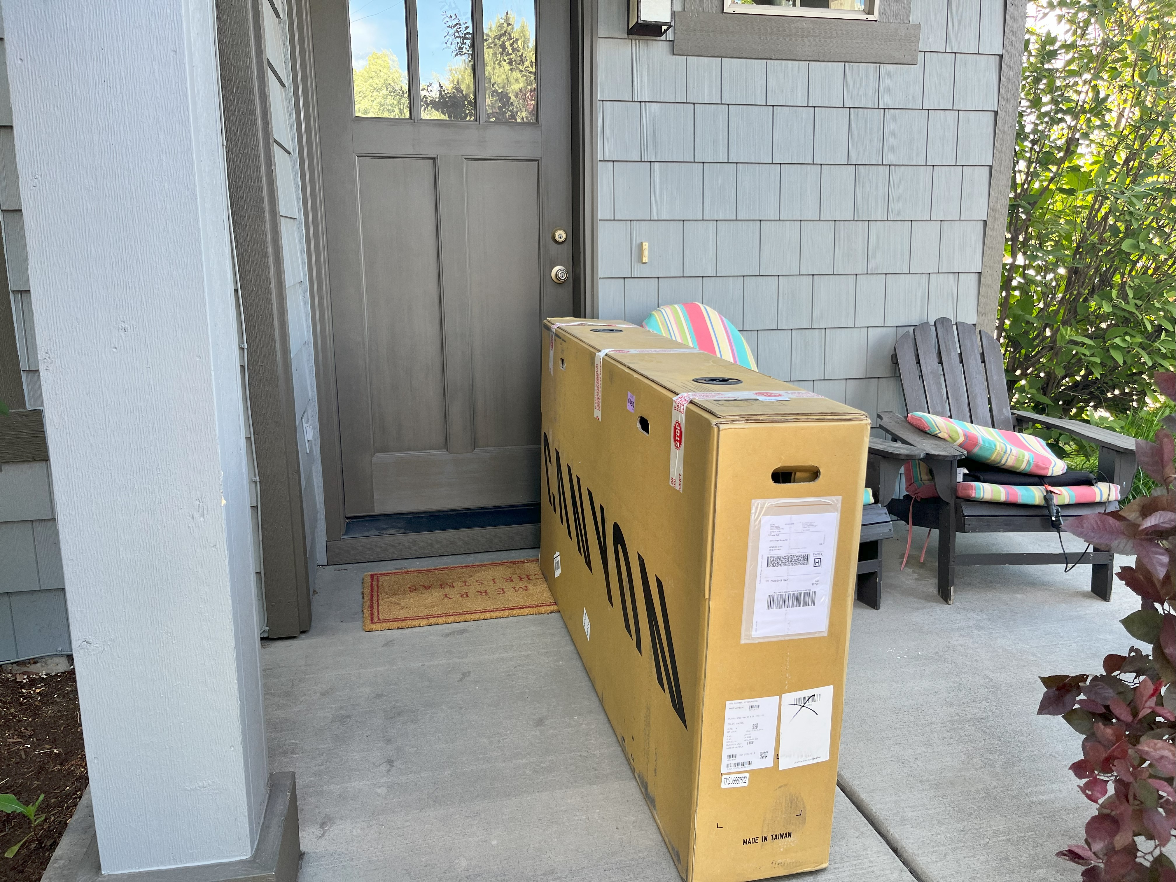 A bike from Canyon is finally delivered on the doorstep