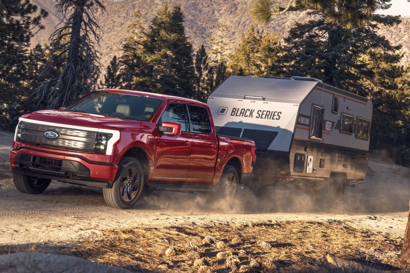 Ford F-150 Lightning towing a load 