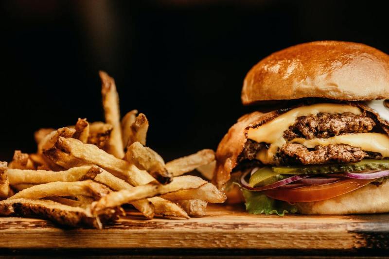 Hamburguesa y patatas fritas.