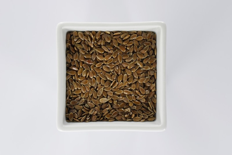 Flaxseeds on a square plate
