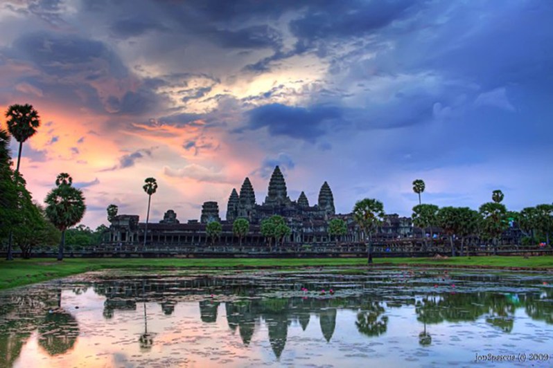 El Templo de Angkor Wat visto al amanecer en el tour Explore Angkor Wat Sunrise Tour para grupos pequeños de TripAdvisor con guía de Siem Reap.