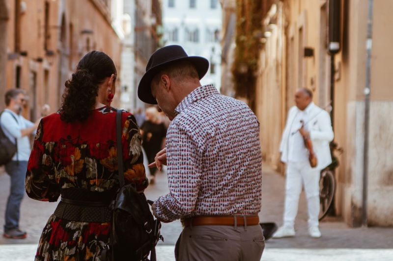 A couple stopping to check where to go in Italy.