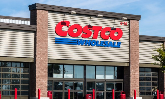 Ft. Wayne - Circa August 2017: Costco Wholesale Location. Costco Wholesale is a Multi-Billion Dollar Global Retailer X