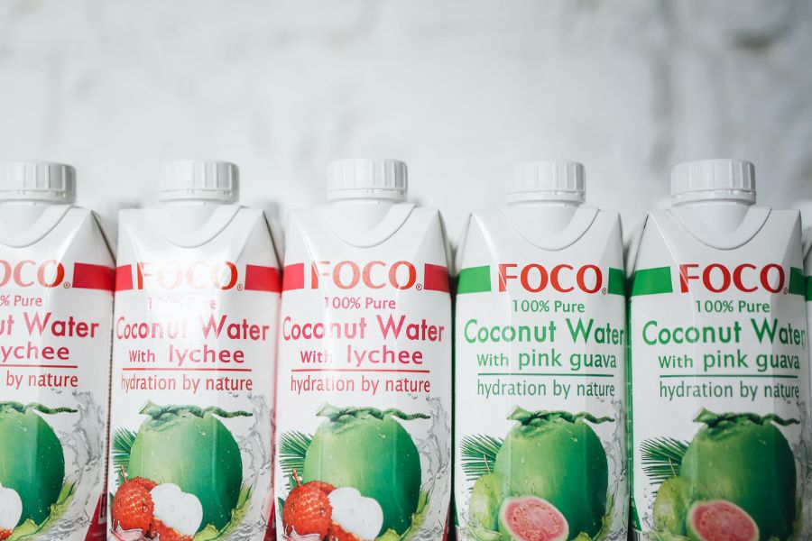 Filas de agua de coco en la tienda
