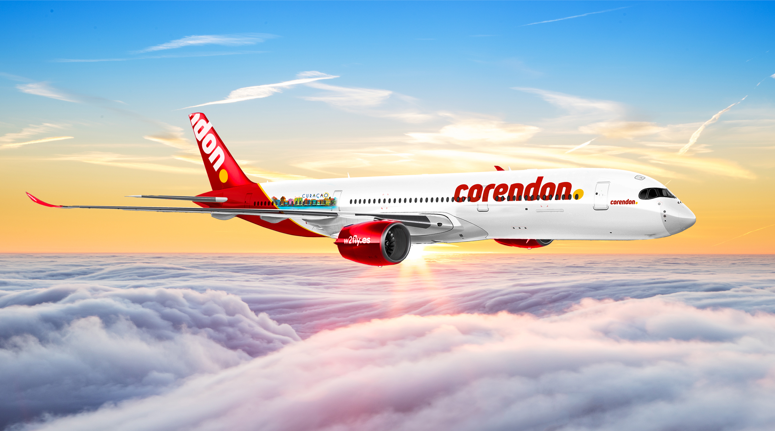 Un avión de Corendon Airlines volando sobre las nubes con una puesta de sol en el fondo