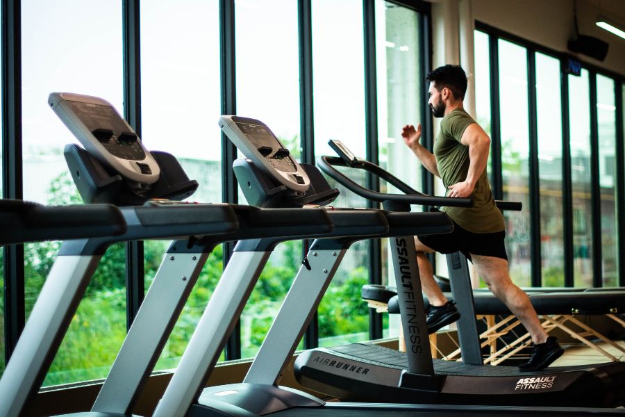 Hombre en cinta de correr