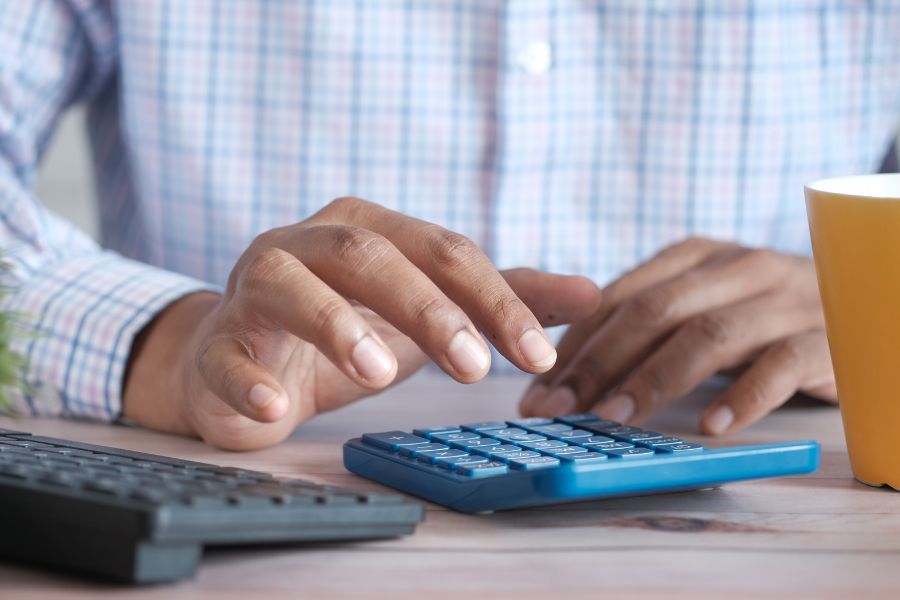 Hombre con calculadora