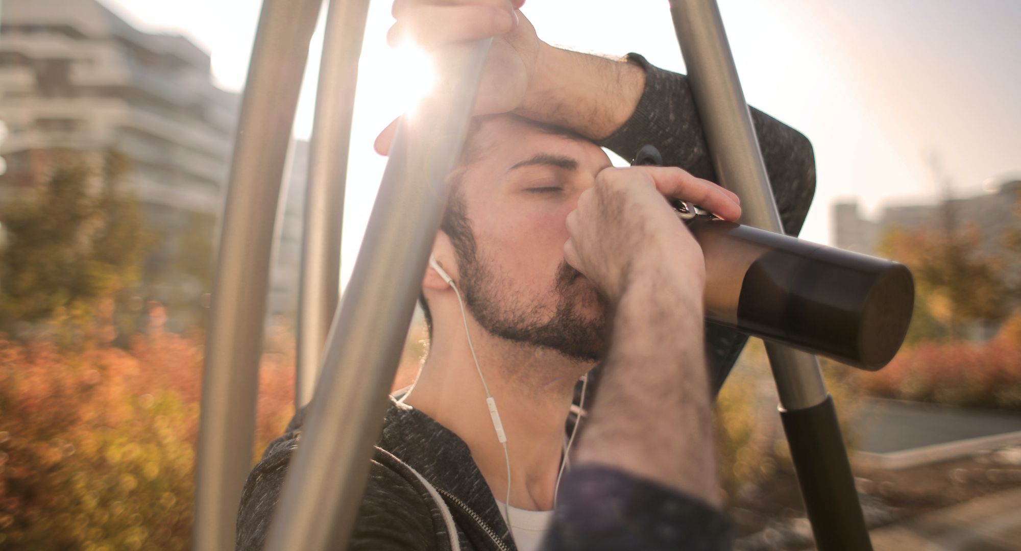 Hombre bebiendo agua a la luz del sol