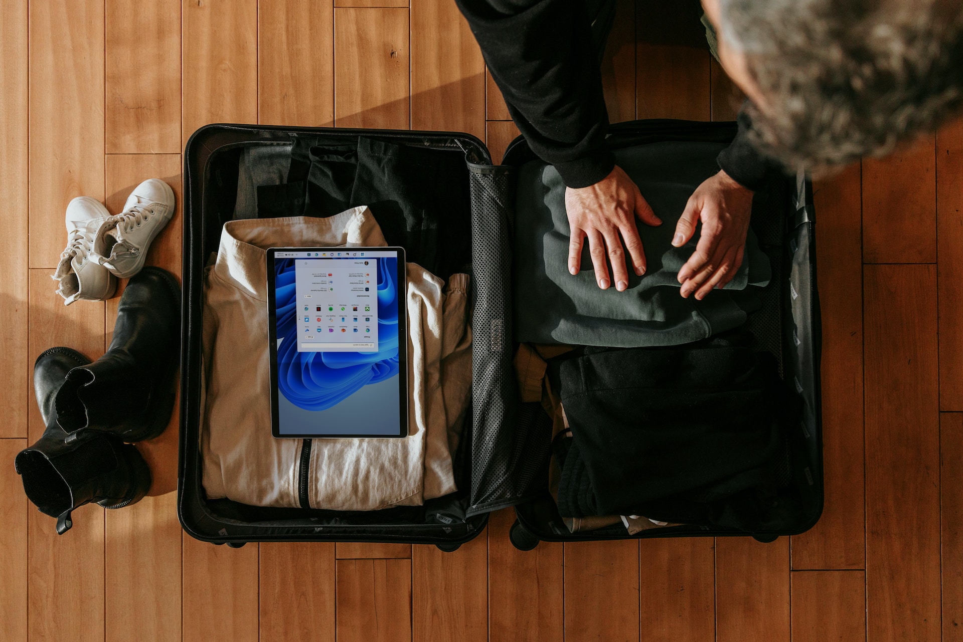 Self-weighing suitcase knows exactly how heavy it is