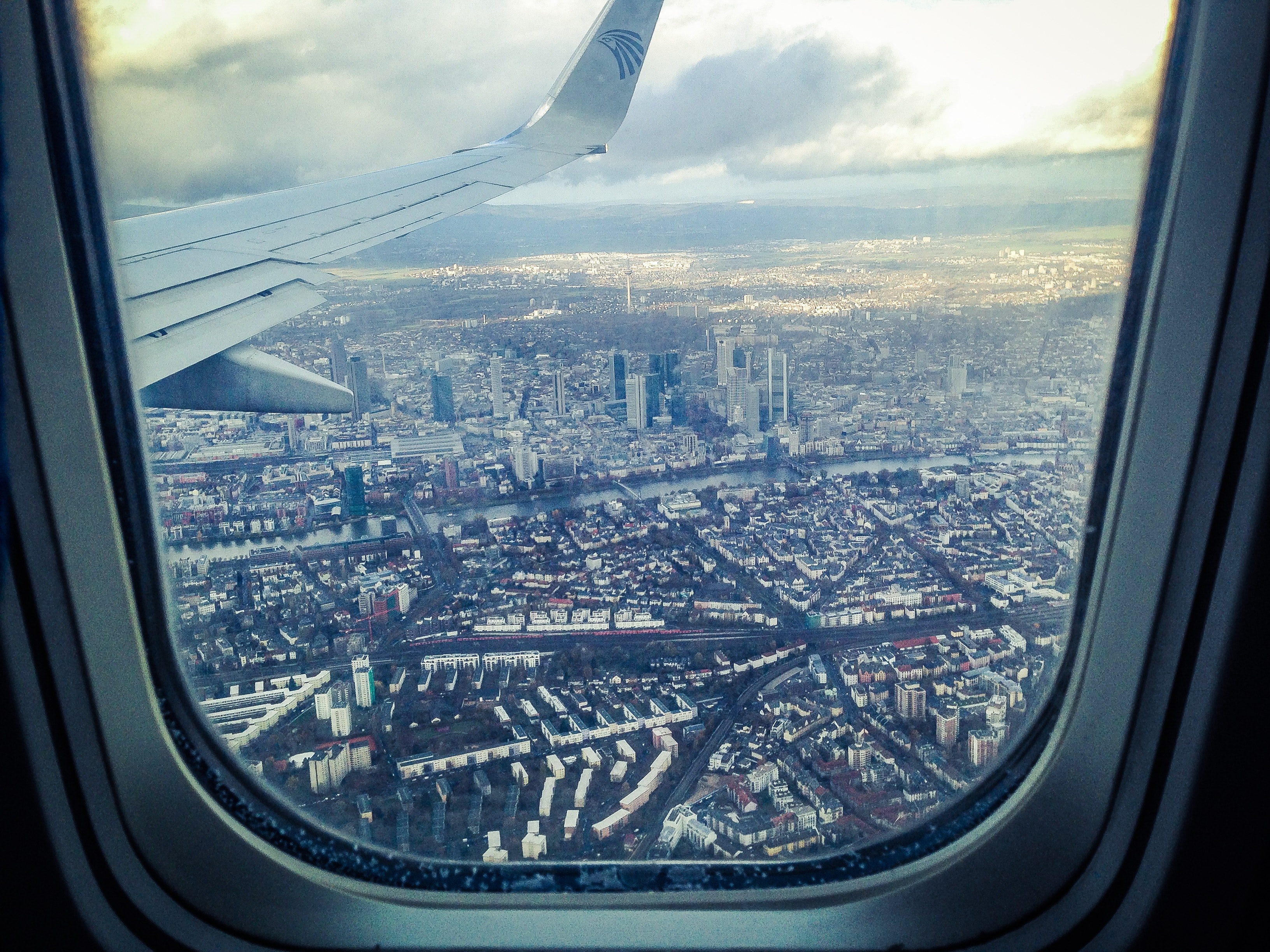 Vista de los edificios de la ciudad desde la ventana de un avión