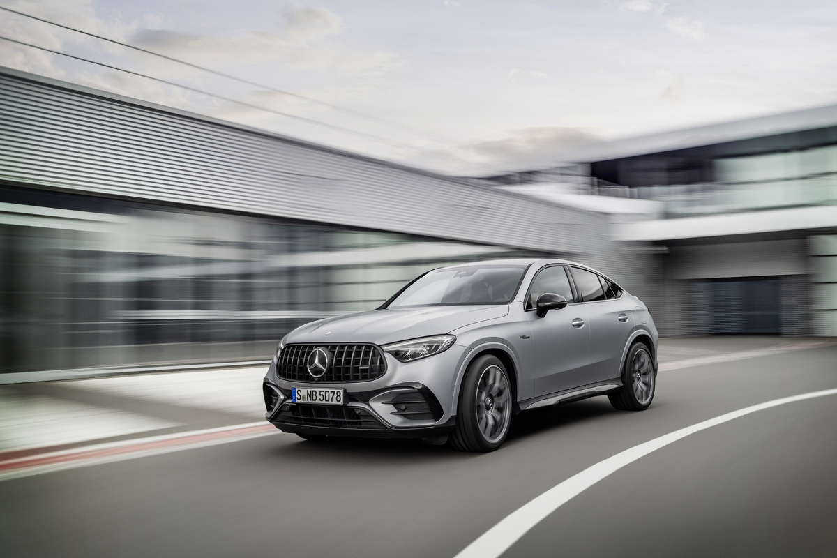 Mercedes-AMG GLC 63 S E PERFORMANCE Coupé (Kraftstoffverbrauch kombiniert 7,5 l/100 km, CO2-Emissionen kombiniert 170 g/km, Stromverbrauch kombiniert 12,7 kWh/100 km) Exterieur: MANUFAKTUR hightechsilber magno; Interieur: Leder Nappa AMG schwarz mit grauer Ziernaht // Mercedes-AMG GLC 63 S E PERFORMANCE Coupé (combined fuel consumption, weighted: 7.5 l/100 km; combined CO2 emissions, weighted: 170 g/km; combined power consumption, weighted: 12.7 kWh/100 km) exterior: MANUFAKTUR hightechsilver magno; interior: leather nappa AMG black with grey stitching
