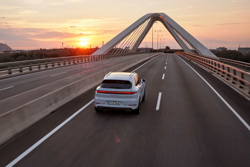 The 2024 Porsche Cayenne Turbo E-Hybrid is more powerful than ever - The  Manual