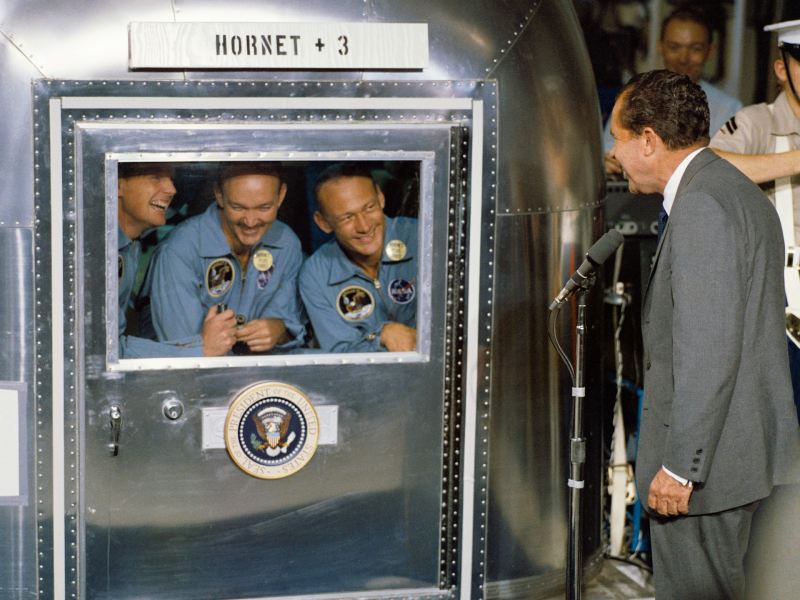 Los tres astronautas del Apolo 11 siendo recibidos después de la cuarentena por el presidente.
