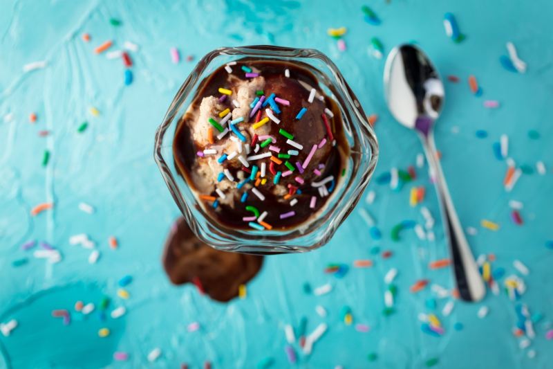 helado de helado con salsa de chocolate