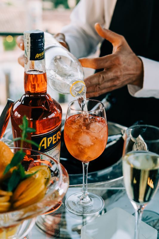Bartender making an Aperol spritz