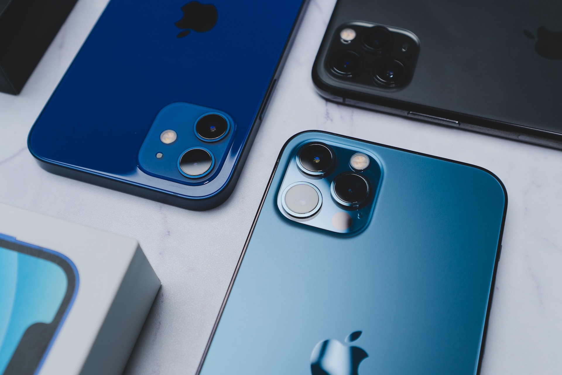 Various iPhones on a table.